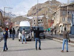 Araçların içini aradılar