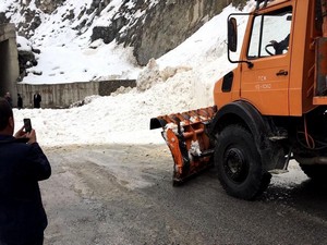 Hakkari-Van karayoluna çığ düştü!