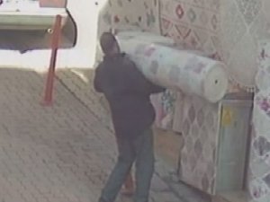 Halı hırsızı kameraya yakalandı!