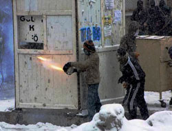 Gösterici yüzünden yaralandı