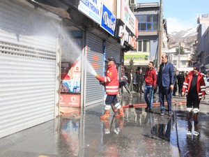 Hakkarili esnaftan belediye’ye kepenk kapatmalı destek