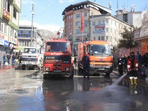Hakkari belediyesi taksi duraklarını yıkadı!