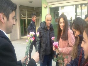 Hakkari ASP 4 bin kadına çiçek dağıttı!