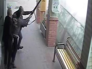 Belediye binasını pompalı tüfekle böyle bastı