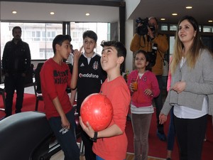 Başarılı öğrencilerini bowling ile ödüllendirdi