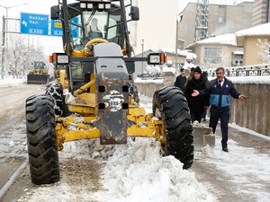 Yüksekova kardan temizleniyor!