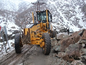 Düşen kaya paçaları karayolunu kapattı!