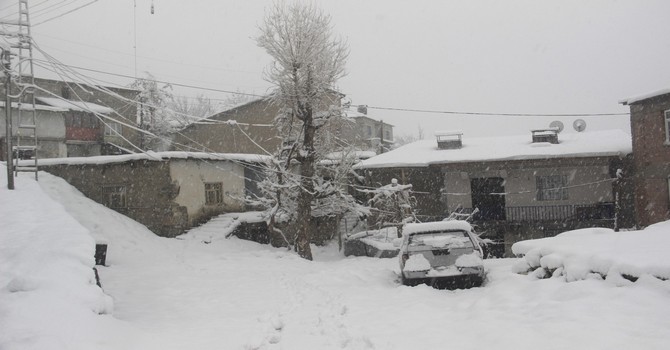 Hakkari'de 13 Köy ve 30 Mezra yolu ulaşıma kapandı