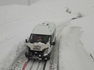 Hakkari'de 2800 rakımda mahsur kalanlar kurtarıldı