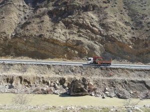 Hakkari-Çukurca karayolunda bariyer çalışması