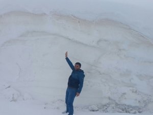 Kar dağları sürücüleri şaşırttı!