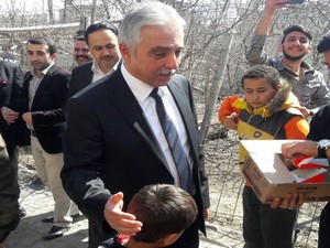 Vali Toprak’tan çocuklara  çikolata!