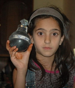 BİR EVE GAZ BOMBASI İSABET ETTİ