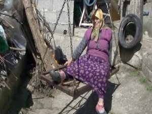 Kurdukları teleferikle evlerine gidip geliyorlar!