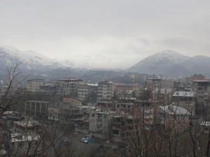 Hakkari’nin yüksek kesimlerine kar yağdı!