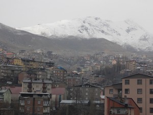 Hakkari’nin yüksek kesimlerine kar yağdı!
