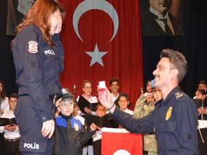 Polis Haftası programında evlilik teklifi sürprizi!