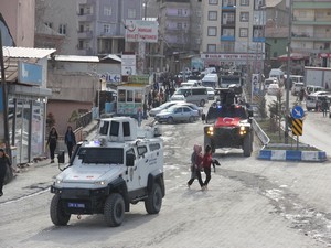 Hakkari'de zırhlı araçlar şehir turu attı!