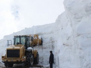 Nisan ayında 10 metre kar!