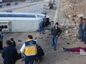 Öğrenci servisi devrildi: 16 yaralı!