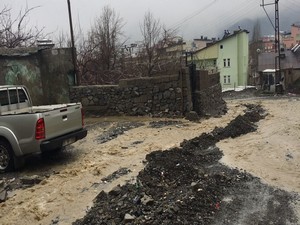 Hakkari’ etkili olan yağışlar yolları tahrip etti!