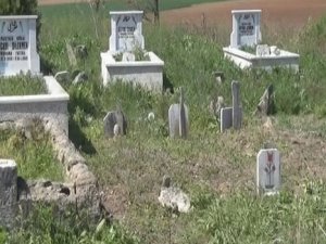 Süslü mezar taşlarını çaldılar!