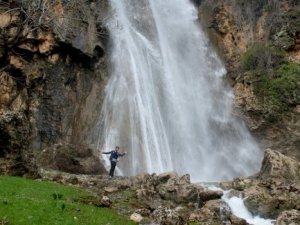 Yağmur sonrasında dev şelaleler oluştu!