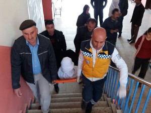 Sağlık ekibi hastaları sandık başına taşıdı!