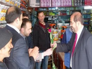 Müftü Gürbüz esnaf ve vatandaşlara gül dağıttı!