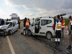 Feci kaza: İki araç kafa kafaya çarpıştı