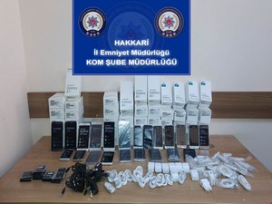 Hakkari'de 62 adet cep telefonu ele geçirildi!