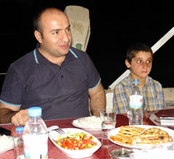 SINIRDAKİ ÇOCUKLARA İFTAR YEMEĞİ