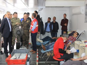 Vali Toprak kan bağış aracını ziyaret etti!