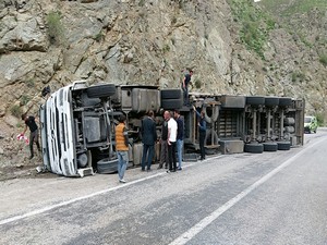 Van-Yüksekova yolunda TIR devrildi 1 yaralı!