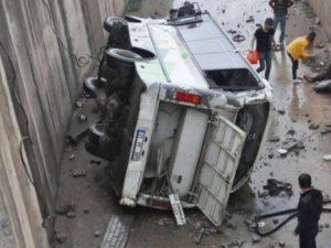 İşçi midibüsü dereye uçtu: 15 yaralı!