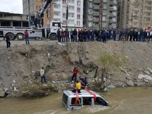 Yüksekova'da araç dereye uçtu: 2 yaralı!