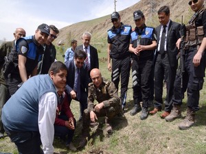 Hakkari polisi öğrencilerle fidan dikti!