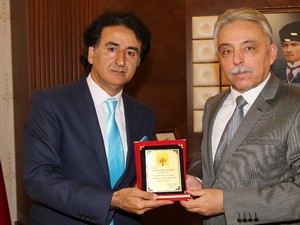 Vali Toprak’a İzmir’den teşekkür plaketi!