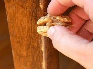 Mobilyalarınızdaki çizikleri yok edecek yöntem!