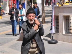 Şişe toplayarak üniversiteli çocuklarını okutuyor!