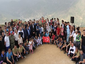 Şemdinli'de asker, vatandaş 19 mayıs için yürüdü!