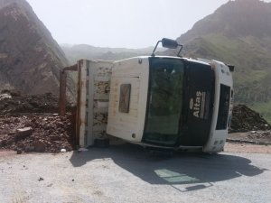 Hakkari’de hafriyat boşaltan kamyon devrildi!