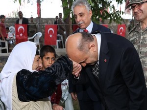 Bakan Işık Yüksekova'da incelemelerde bulundu!