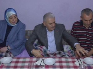 Başbakan Yıldırım: Yer sofrasında iftarını açtı!