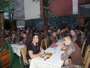 Vali Toprak özel harekatçı polislerle iftar yaptı!