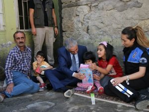 Polis engelli çocuklara sandalye dağıttı!