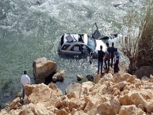 Yüksekova'da feci kaza: 1 ölü, 5 yaralı, 3 kayıp!