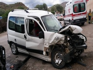 Gümüşhane’de iki araç kafa kafaya çarpıştı: 6 yaralı