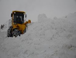 2700 rakımda karla mücadele çalışması