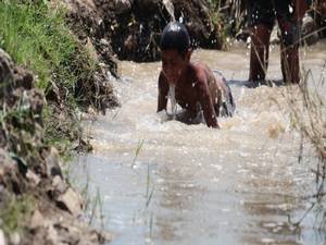 Suriyeli çocuklar lağım sularında serinliyor